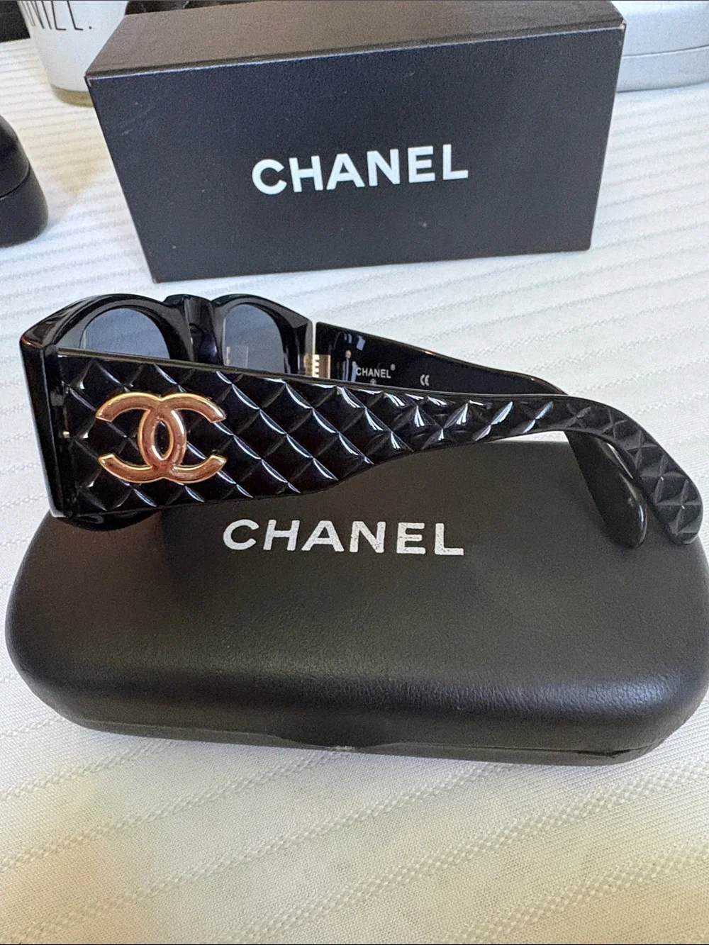 CHANEL Black quilted Woman's Sunnies - Bold Rectangular Frames gold CC